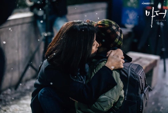 Кадр из дорамы Мама