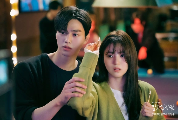 Кадр из дорамы Я знаю, но...