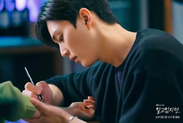 Кадр из дорамы Я знаю, но...