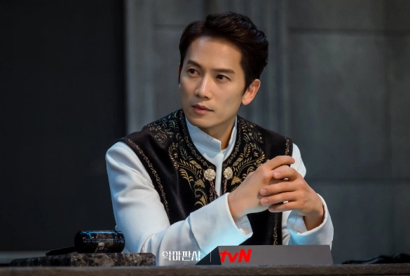 Кадр из дорамы Дьявольский судья