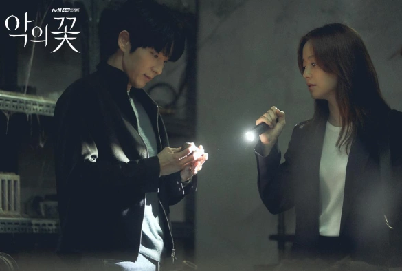 Кадр из дорамы Цветок зла