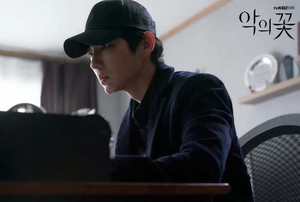 Кадр из дорамы Цветок зла