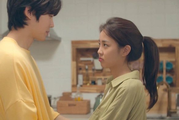 Кадр из дорамы Романтика наоборот