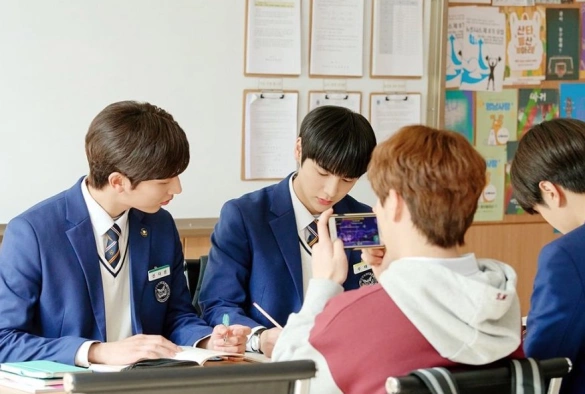 Кадр из дорамы Студсовет старшей школы для мальчиков Сэбит