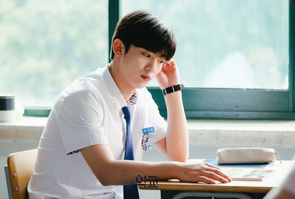 Кадр из дорамы Школа 2021