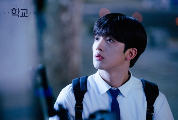 Кадр из дорамы Школа 2021