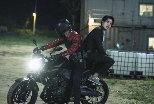 Кадр из дорамы Плохой и сумасшедший