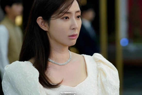 Кадр из дорамы Витрина: Дом королевы