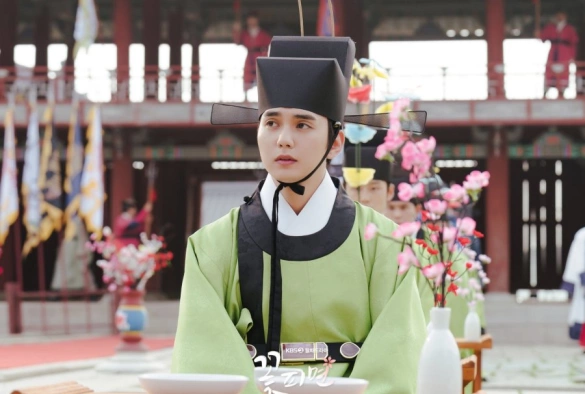 Кадр из дорамы Когда расцветают цветы, я думаю о луне