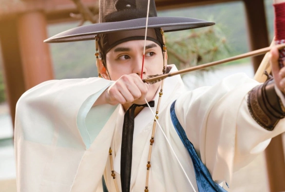 Кадр из дорамы Когда расцветают цветы, я думаю о луне