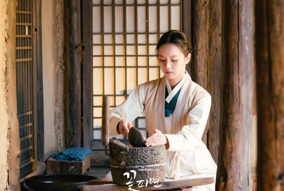 Кадр из дорамы Когда расцветают цветы, я думаю о луне