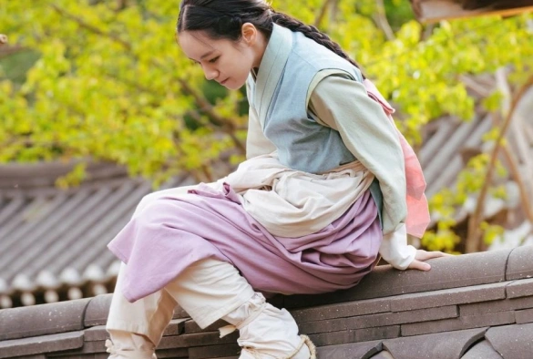 Кадр из дорамы Когда расцветают цветы, я думаю о луне