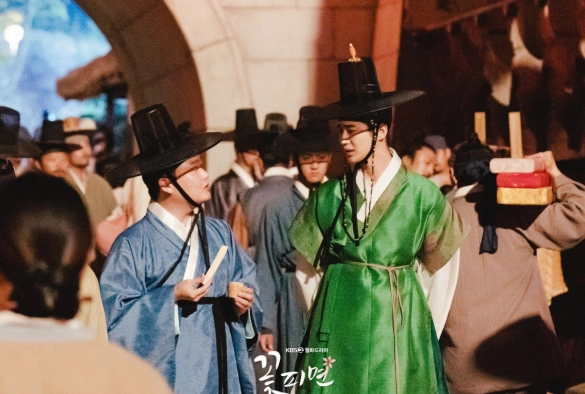 Кадр из дорамы Когда расцветают цветы, я думаю о луне