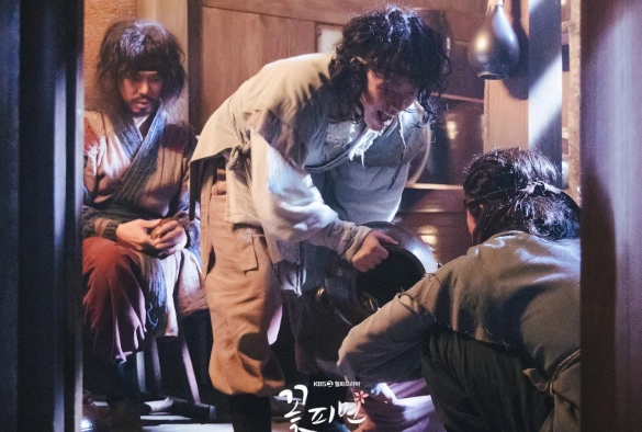 Кадр из дорамы Когда расцветают цветы, я думаю о луне