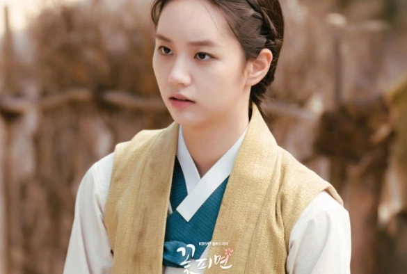 Кадр из дорамы Когда расцветают цветы, я думаю о луне