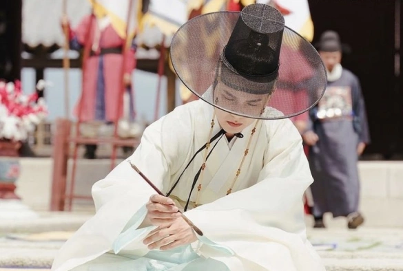 Кадр из дорамы Когда расцветают цветы, я думаю о луне