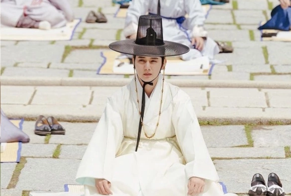 Кадр из дорамы Когда расцветают цветы, я думаю о луне