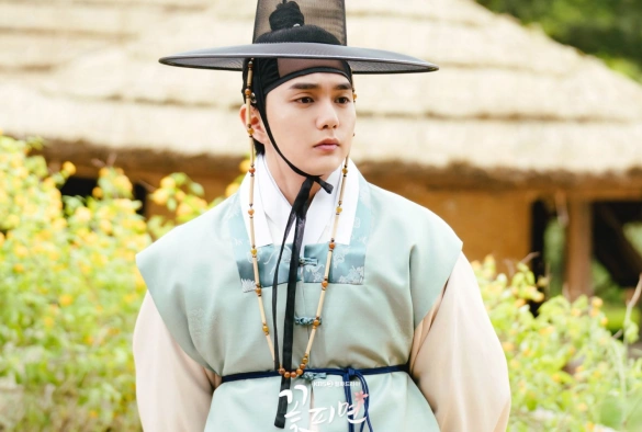 Кадр из дорамы Когда расцветают цветы, я думаю о луне