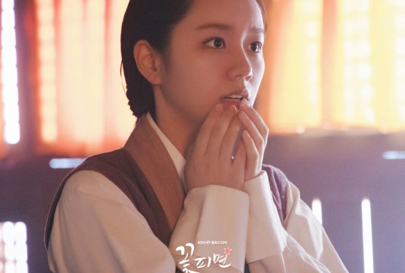 Кадр из дорамы Когда расцветают цветы, я думаю о луне