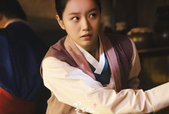 Кадр из дорамы Когда расцветают цветы, я думаю о луне