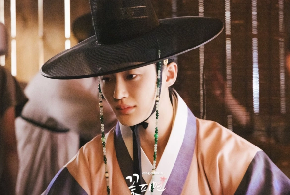 Кадр из дорамы Когда расцветают цветы, я думаю о луне