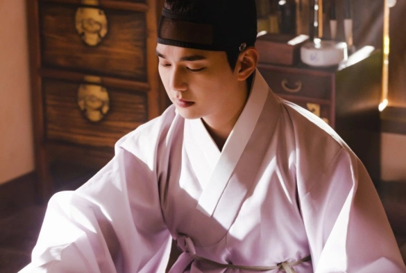 Кадр из дорамы Когда расцветают цветы, я думаю о луне