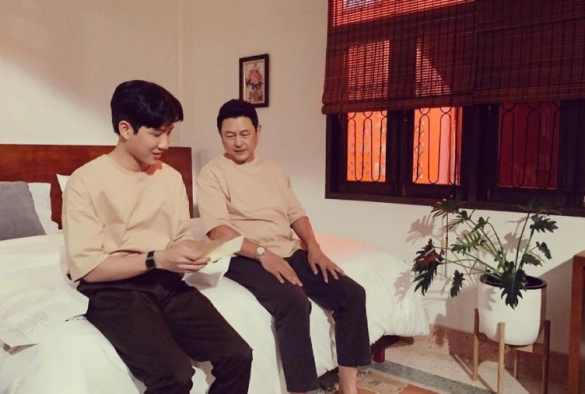 Кадр из дорамы Никогда не бывает поздно