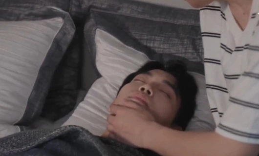 Неизвестный дядя 3 серия «После того как его спас дядя, он спросил: „Почему ты меня не поцеловал?“»